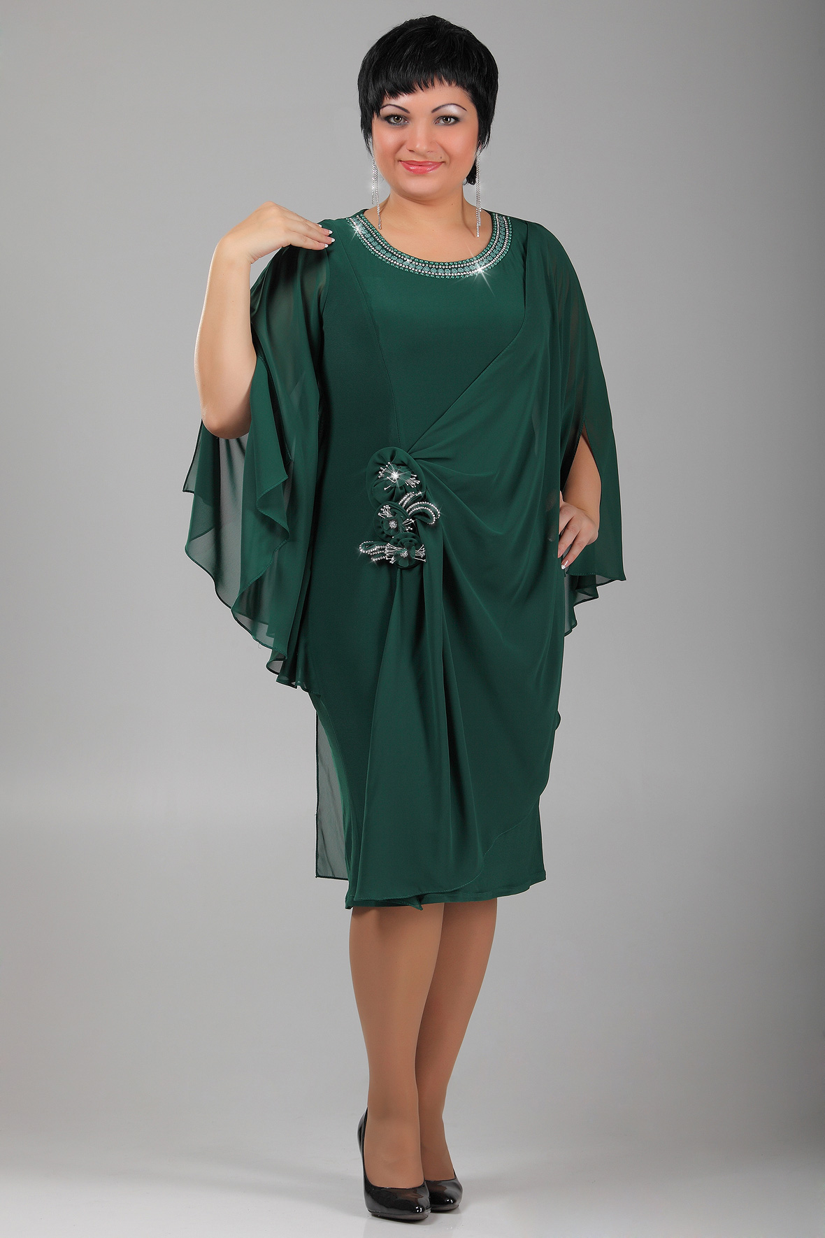 Платье для полных 60 размер. Платье Катрин зеленое Лавира. Элегантные платья для полных женщин. Торжественное платье для полных. Нарядные платья для полных женщин.